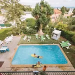 Hostel Way & Surf Camp *
